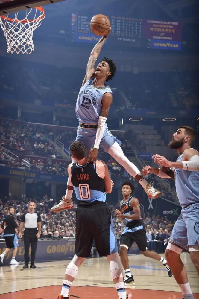 NBA直播- 莫兰特禁赛归来暴力隔扣  